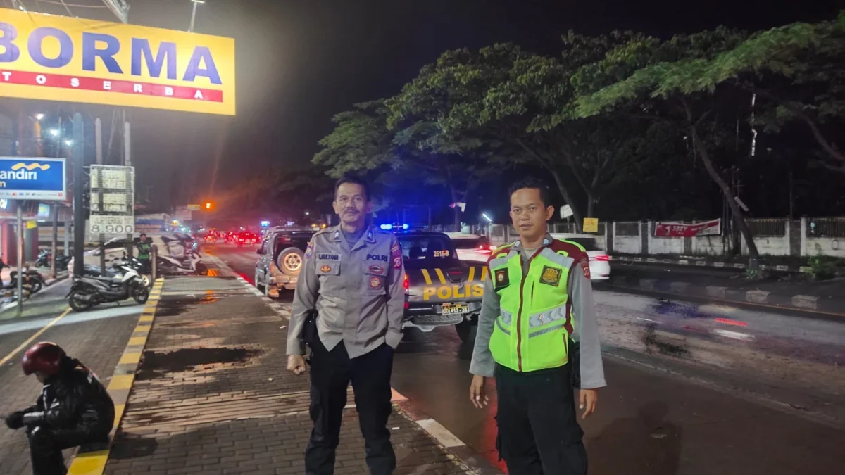 PANTAU: Anggota Polisi Piket Unit Samapta Polsek Rancaekek Polresta Bandung saat melakukan patroli malam deng