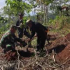 BEJIBAKU: Anggota Koramil 1015 Cibugeul Kodim 0610 Sumedang saat melaksanakan penanaman pohon di Blok Tanah Ca
