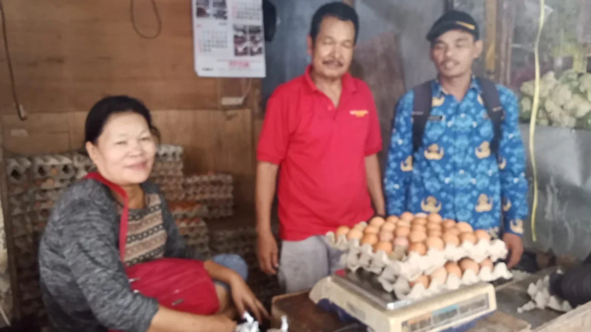 PANTAU: Koordinator Pasar Parakanmuncang, Amung saat memantau harga kebutuhan pokok pasar tradisional Parakan