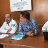 UMUMKAN: Ketua Desk Pilkada DPC PKB Sumedang, Dadi Sopandi (kedua dari kiri) saat jumpa pers soal penerimaan p