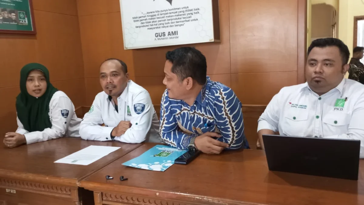 UMUMKAN: Ketua Desk Pilkada DPC PKB Sumedang, Dadi Sopandi (kedua dari kiri) saat jumpa pers soal penerimaan p