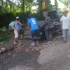 PERBAIKAN SEMENTARA: Beberapa warga saat melakukan perbaikan jalan di Blok Cimijan Desa Cacaban Kecamatan Cong