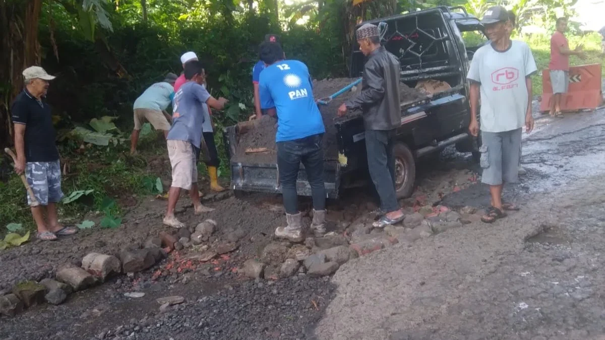 PERBAIKAN SEMENTARA: Beberapa warga saat melakukan perbaikan jalan di Blok Cimijan Desa Cacaban Kecamatan Cong