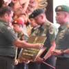 Kepala Staf Angkatan Darat Jenderal TNI Maruli  Simanjuntak, M.Sc. memberikan penghargaan atas keberhasilan re