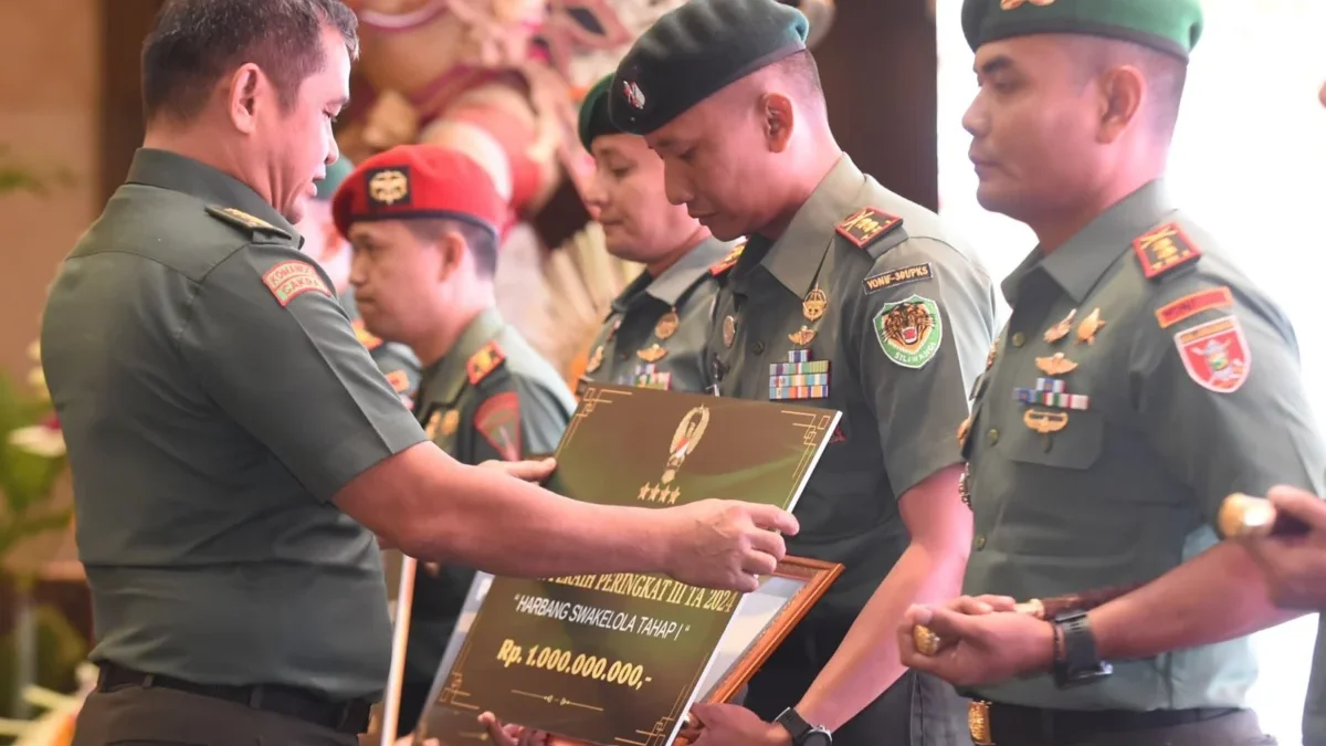 Kepala Staf Angkatan Darat Jenderal TNI Maruli  Simanjuntak, M.Sc. memberikan penghargaan atas keberhasilan re