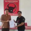 Suhendrik resmi daftar sebagai bakal calon walikota Cirebon.-Dedi Haryadi-radarcirebon.com