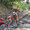 Pj Bupati Sumedang Yudia Ramli Membangun jalan Desa di Kawasan Jatigede