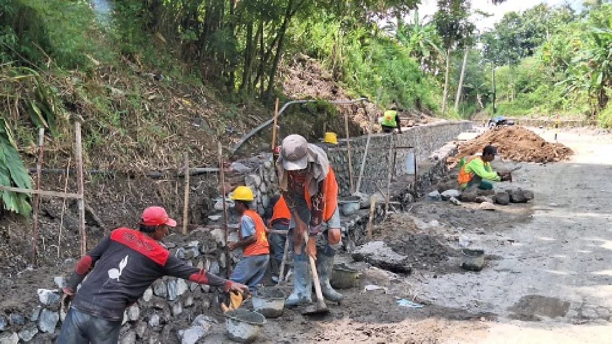 Pj Bupati Sumedang Yudia Ramli Membangun jalan Desa di Kawasan Jatigede