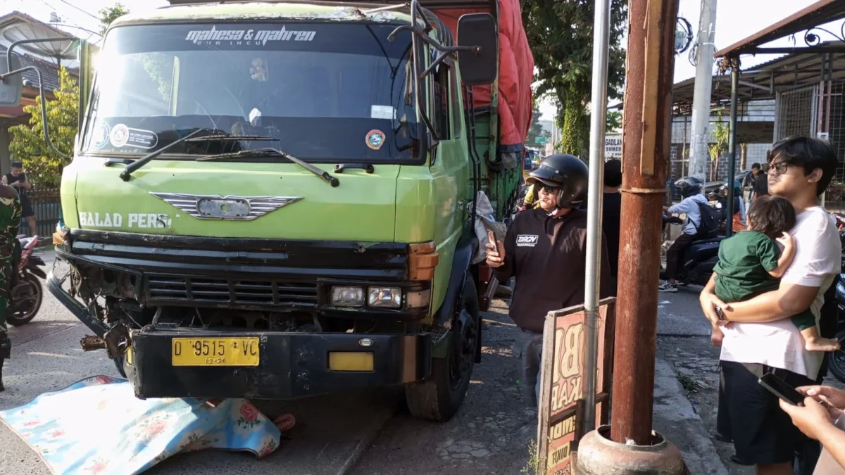 ISTIMEWA KORBAN: Truck Hino yang mengalami hilang kendali mengakibatkan seorang wanita warga Bandung meningga