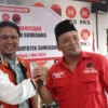 TAK INGIN BERPISAH: Ketua DPD PKS Sumedang, Yana Flandriana (Kiri) foto bersa dengan Ketua DPC PDIP Sumedang,