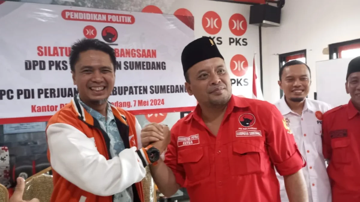 TAK INGIN BERPISAH: Ketua DPD PKS Sumedang, Yana Flandriana (Kiri) foto bersa dengan Ketua DPC PDIP Sumedang,