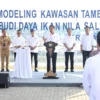 Penjabat Gubernur Jabar Bey Machmudin mendampingi Presiden Joko Widodo meresmikan modeling kawasan