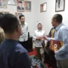 Denden Imadudin Soleh saat daftar di kantor DPC Gerindra Sumedang. (dokumen)