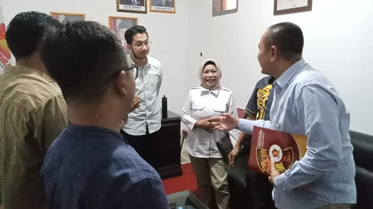 Denden Imadudin Soleh saat daftar di kantor DPC Gerindra Sumedang. (dokumen)