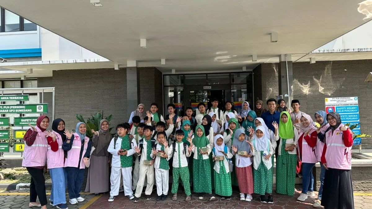 Srikandi PLN Unit Pelaksana Pelayanan (UP3) Sumedang menerima kunjungan outing dari International Green School