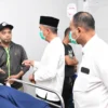 Penjabat Gubernur Jawa Barat Bey Machmudin mengecek kondisi korban luka kecelakaan bus maut yang d