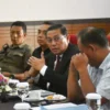 RAPAT: Pj i Sumedang mengadakan asi Pasar Parakanmuncang Persiapan Sedang Dimatangkan, Hindari Praktek Korupsi