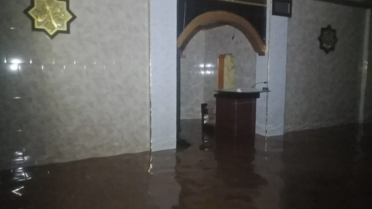 Caption : Ruangan Mesjid Al-Hikmah yang terendam banjir di Dusun Pangjeleran RW O1 Desa Padasuka Kecamatan Sum
