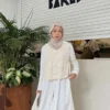 7 Warna Jilbab Ini Buat Gamis Putihmu Terlihat Lebih Stunning