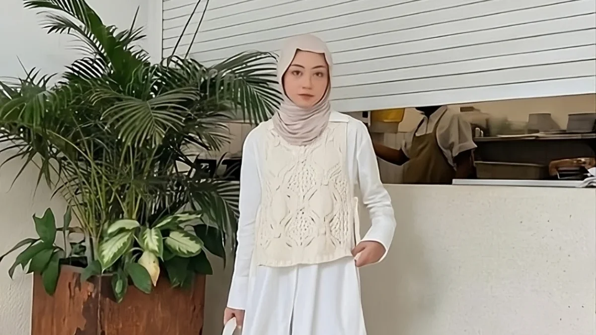 7 Warna Jilbab Ini Buat Gamis Putihmu Terlihat Lebih Stunning