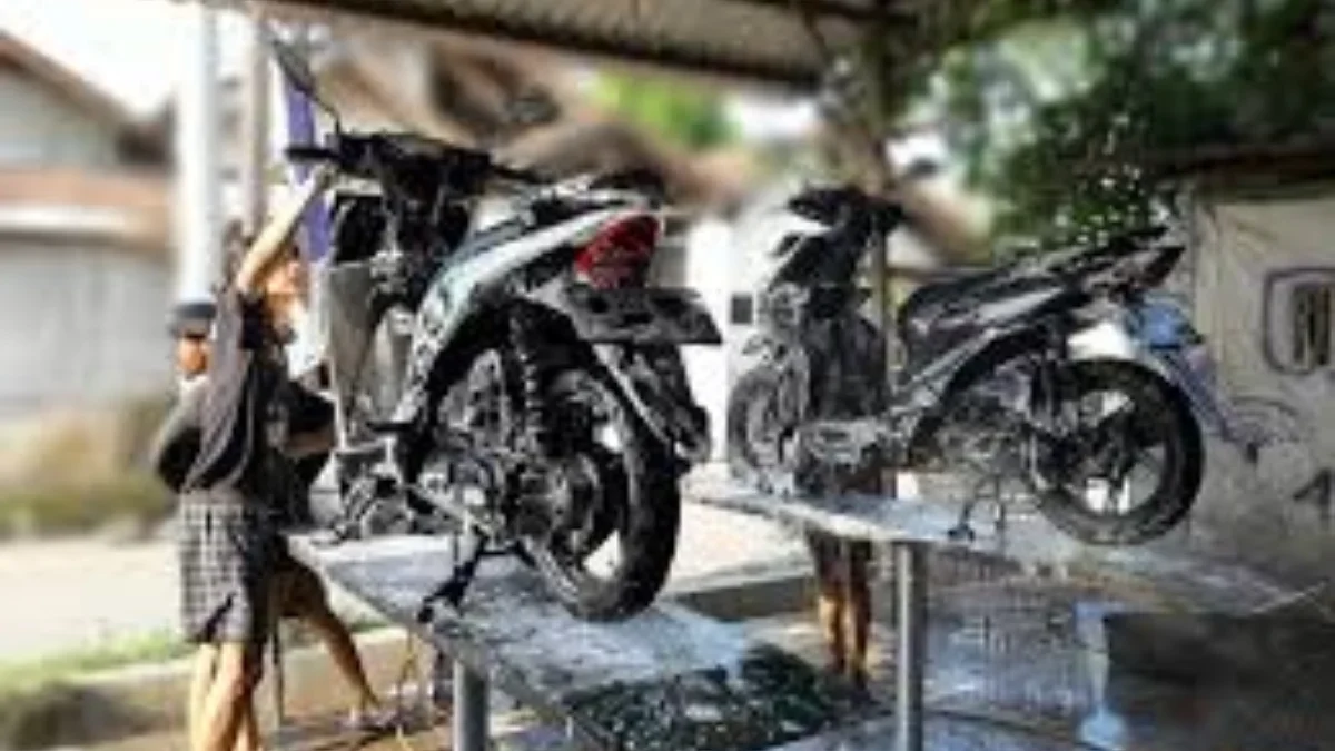 Langkah mencuci motor yang benar bisa dilakukan di rumah
