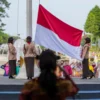 uasana pengibaran bendera Merah Putih saat Upacara Peringatan Hari Pendidikan Nasional (Hardiknas) di halaman