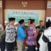 BERSALAMAN: Halalbihalal ulama dan umaro di Masjid Besar Annajah Kecamatan Cimanggung, Kamis (2/5) kemarin.