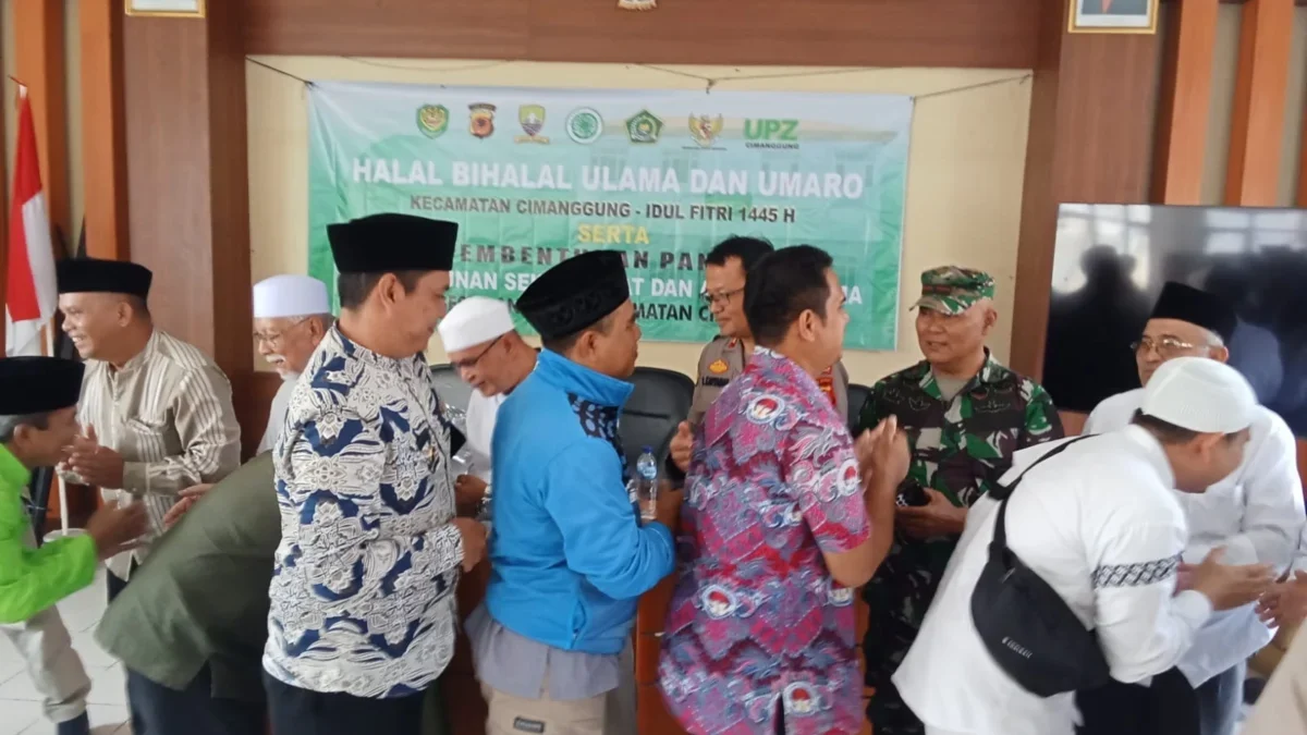 BERSALAMAN: Halalbihalal ulama dan umaro di Masjid Besar Annajah Kecamatan Cimanggung, Kamis (2/5) kemarin.