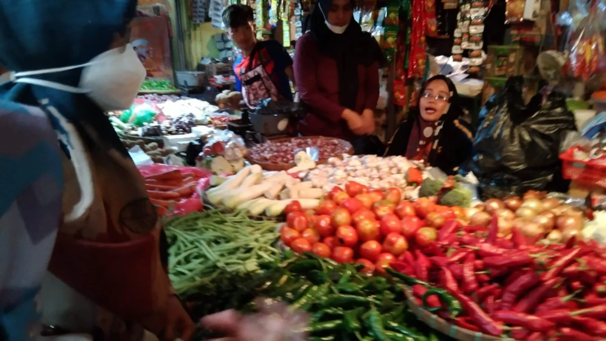 BERBINCANG: Penjual sayuran di Pasar Tanjungsari berbincang dengan pembeli, baru-baru ini.