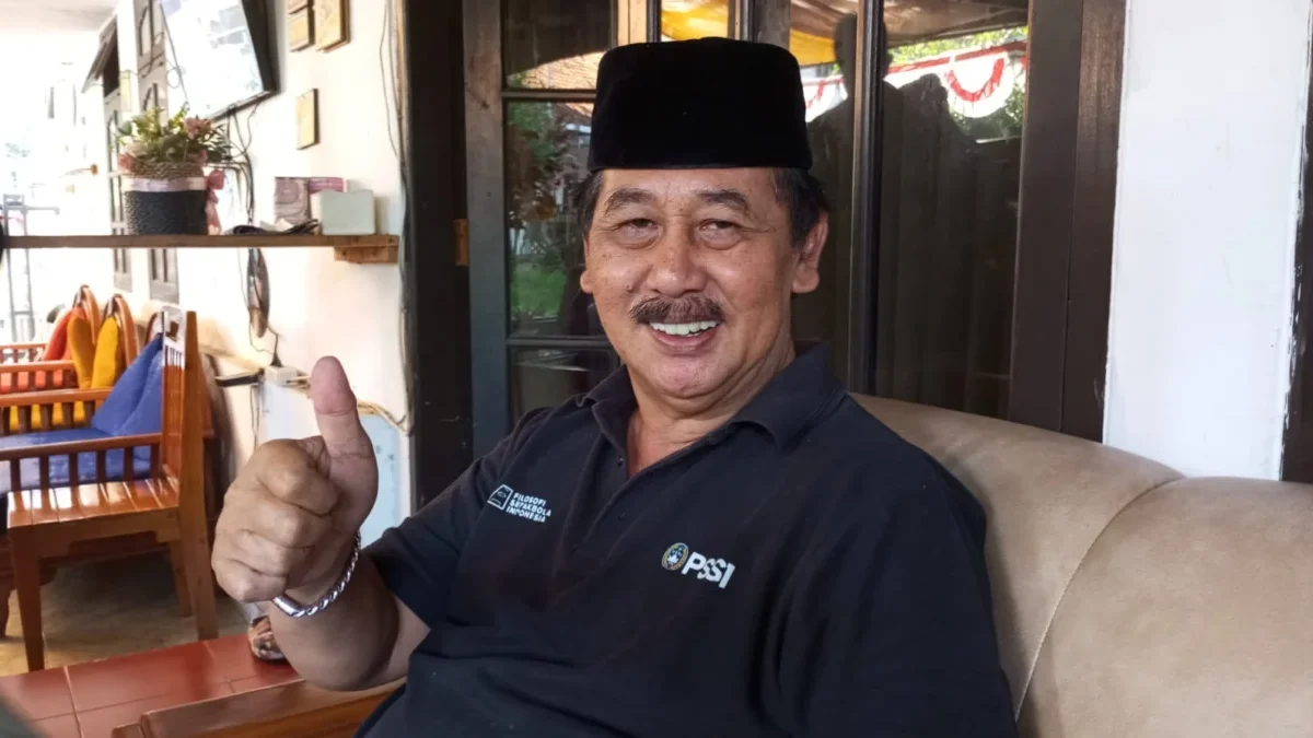 SOSOK: Ketua DPD Partai Golkar Kabupaten Sumedang Sidik Jafar saat ditemui dikediamannya, Jumat (4/5).