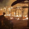 KOBARAN API: Rumah panggung milik Ipan ludes terbakar diduga akibat arus pendek (kosleting listrik) di Desa Si