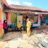 PEDULI: Asep Kurnia, seorang anggota DPRD Sumedang memberikan bantuan kepada korban kebakaran, di Desa Sindang
