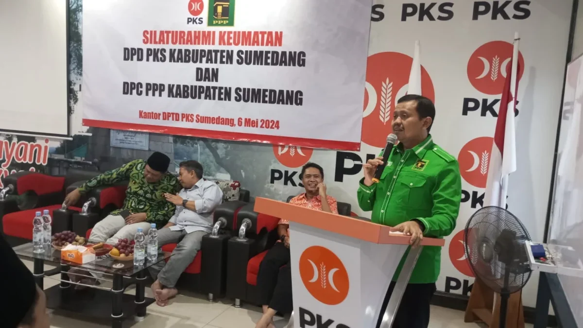 Dony Ahmad Munir memberikan sambutan dalam kunjungan silaturrahmi Keumatan di Sekretariat DPD PKS Sumedang