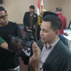 BERI KESEMPATAN: Ketua KPU Sumedang, Ogi Ahmad Fauzy diwawancara sejumlah wartawan, soal bakal calon kepala da