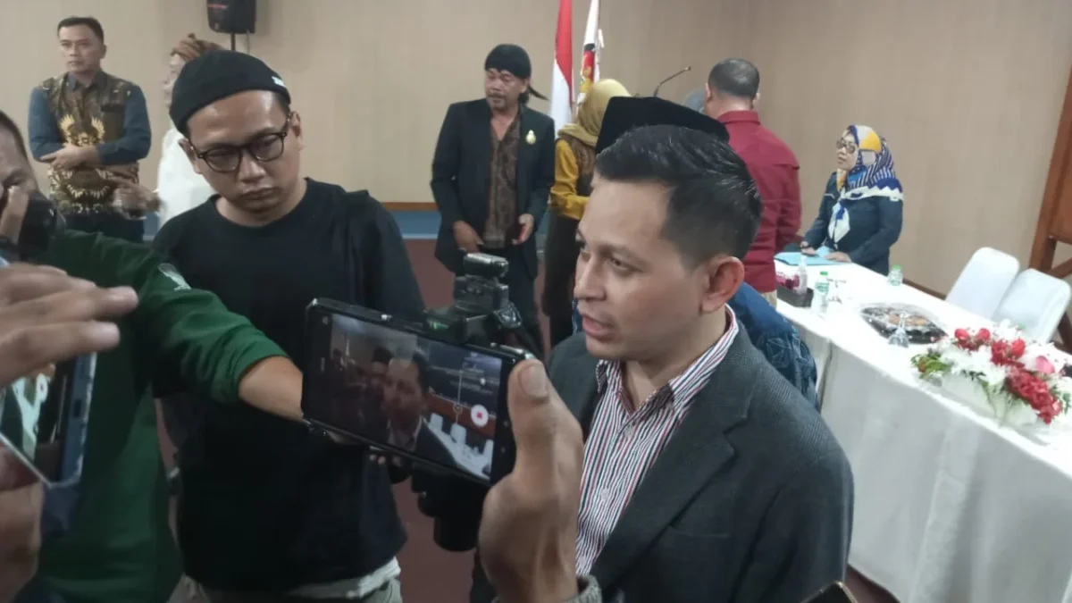 BERI KESEMPATAN: Ketua KPU Sumedang, Ogi Ahmad Fauzy diwawancara sejumlah wartawan, soal bakal calon kepala da