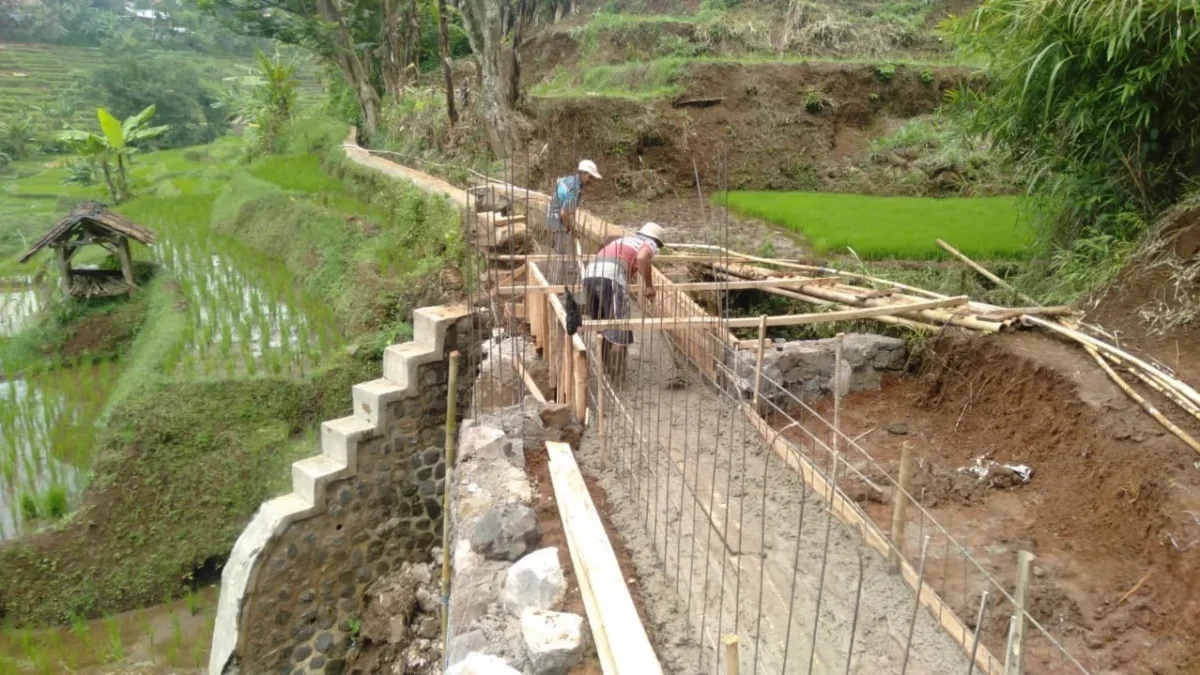 PERBAIKAN: Perbaikan infrastruktur irigasi di wilayah Desa Sindanggalih Kecamatan Cimanggung, baru-baru ini.