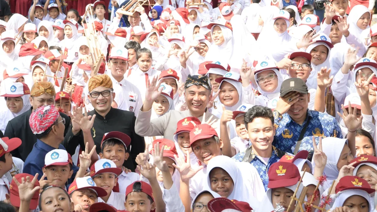 Pj Gubernur Jawa Barat Bey Machmudin Saat Melaksanakan Rangkaian Acara Peringatan Hari Pendidikan Nasional Tah