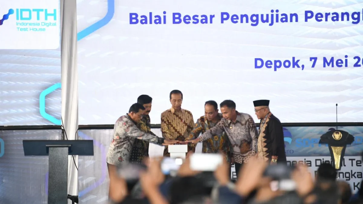 Caption:  Penjabat Gubernur Jawa Barat Bey Machmudin mendampingi Presiden RI Joko Widodo dalam kunjungan kerja