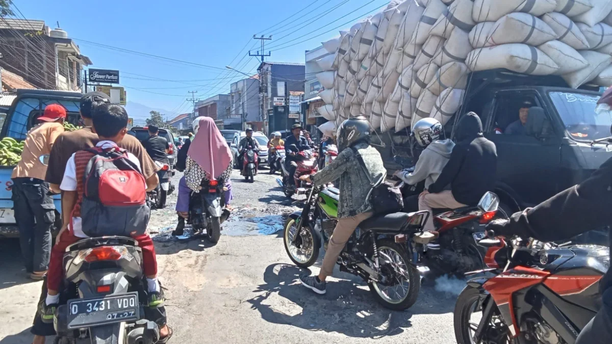 BERLUBANG: Kondisi jalan rusak di ruas Jalan Raya Barat Cicalengka (Baron), Kecamatan Cicalengka, Kabupaten Ba