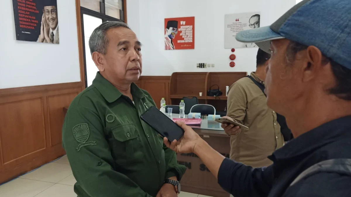 DIWAWANCARA: Kepala Dinas PUTR Kabupaten Sumedang Nasam menerangkan mengenai jalan rusak di Kabupaten Sumedang