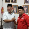 ERAT: Ketua DPC Gerindra Sumedang, Heri Ukasah (Kiri) foto bersama Ketua DPC PDIP Sumedang, Irwansyah Putra (K