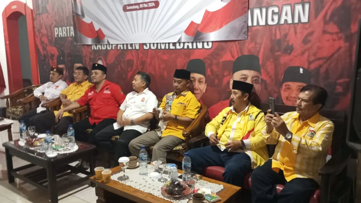 BERSAMA: Para petinggi DPC PDI Perjuangan Sumedang< DPD Partai Golkar Sumedang serta DPD PKS Sumedang duduk be