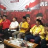 BERSAMA: Para petinggi DPC PDPI Perjuangan Sumedang, DPD Partai Golkar Sumedang serta DPD PKS Sumedang, duduk