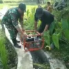 PENGECEKAN: Babinsa Desa Neglasari Sertu Atep Dedi Iskandar bersama warga memonitoring Mesin pompa air di D