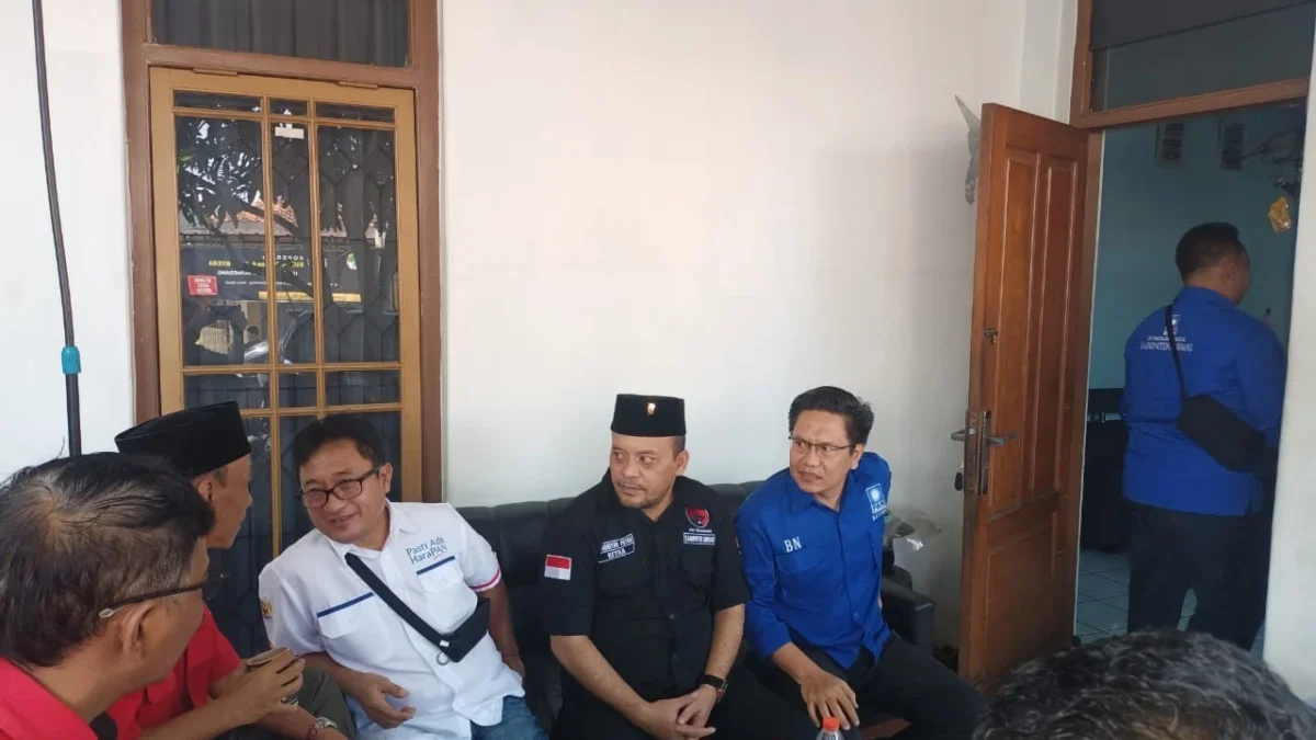 TERBUKA: Ketua DPC PDIP Sumedang Irwansyah Putra dan jajaran pengurus berkunjung ke Kantor DPD PAN Sumedang, M