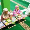 BELAJAR: Sejumlah anak-anak mengikuti kegiatan maghrib mengaji di Mesjid Al-Barokah Batu Karut Cimalaka.