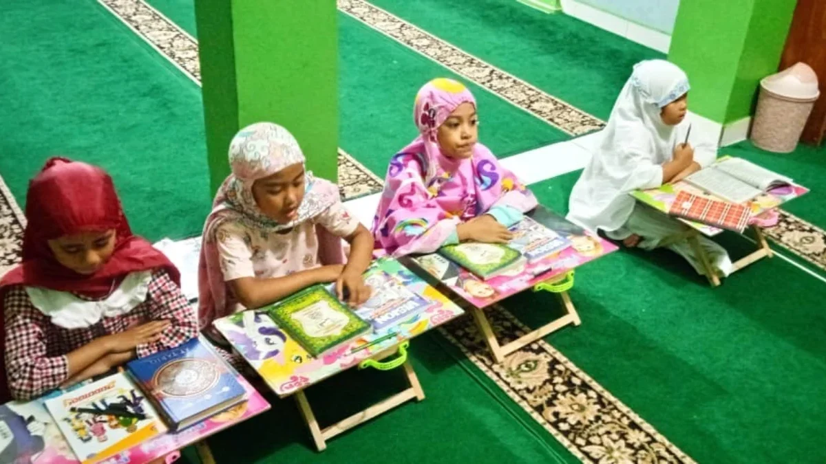 BELAJAR: Sejumlah anak-anak mengikuti kegiatan maghrib mengaji di Mesjid Al-Barokah Batu Karut Cimalaka.