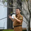 Sekda Jabar Herman Suryatman menjadi Pembina Apel Pagi di lingkungan BPSDM Provinsi Jawa Barat, Kota Cimahi, S