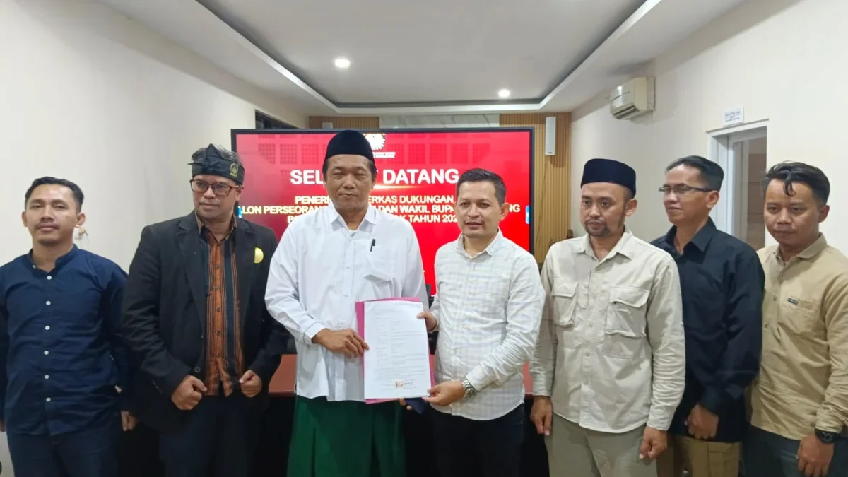TERIMA: Hendrik Kurniawan dan Raden Luky Djohari Soemawilaga yang mendaftar untuk maju d iPilkada Sumedang,bar