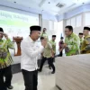 SUMRINGAH: Penjabat Gubernur Jawa Barat (Jabar) Bey Machmudin menghadiri acara Halal bi Halal Ikatan Cendekiaw